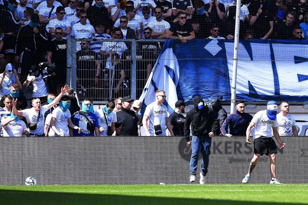 Aufgebrachte MSV-Fans stürmen Innenraum: Spiel unterbrochen - Duisburger Fans stürmen kurz vor Spielende das Spielfeld.