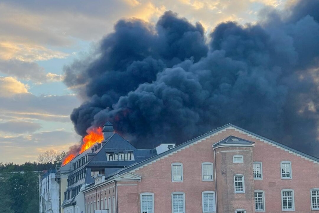 Dachstuhlbrand in Flöha: Großeinsatz der Feuerwehr - Am Donnerstagabend ist in Flöha in einem Gebäude ein Feuer ausgebrochen. Foto: Daniel Ivandic 