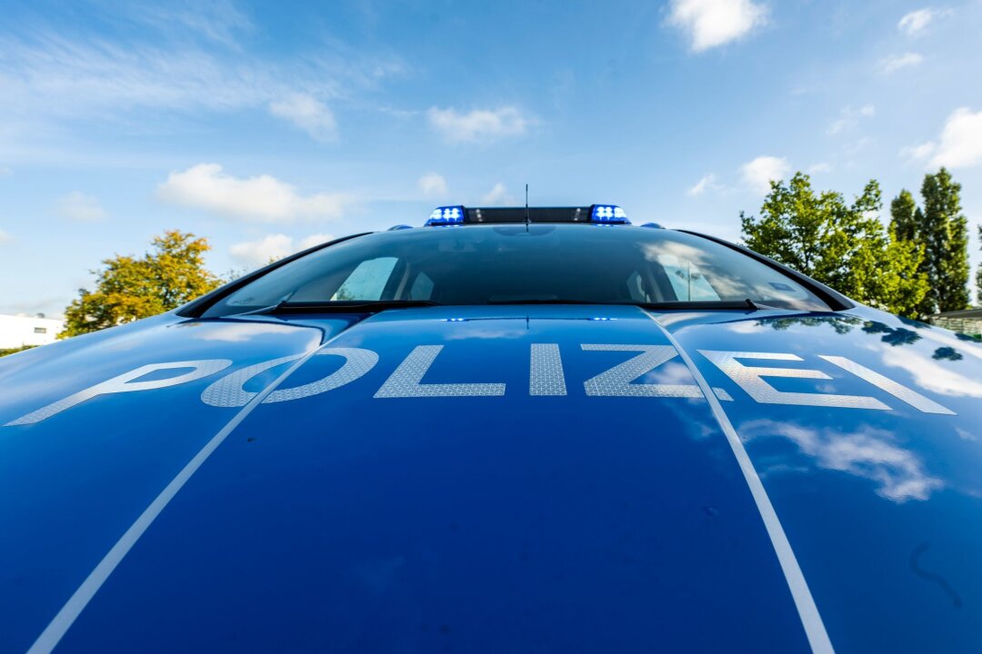 Diebinnen stehlen Bargeld aus Wohnung von Seniorin - Auf der Motorhaube eines Streifenwagens steht der Schriftzug "Polizei".
