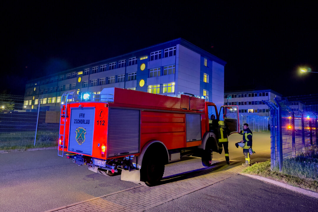 Feuerwehreinsatz in Schneeberg: Brandstiftung in Erstaufnahme - In der Nacht zu Samstag kam es in der Erstaufnahmeeinrichtung an der Hohen Straße in Schneeberg zu einem Brand. 