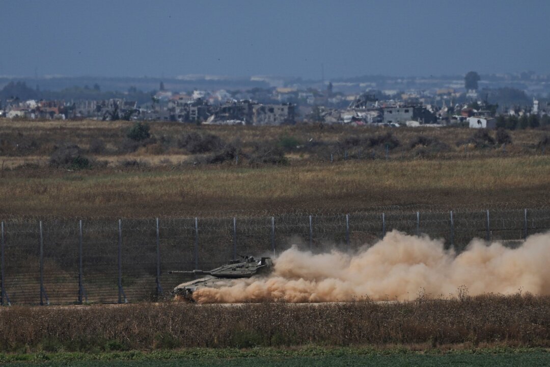 Israel weitet Einsätze im Gazastreifen wieder aus - Ein israelischer Panzer bewegt sich in der Nähe der Grenze zwischen Israel und Gaza.