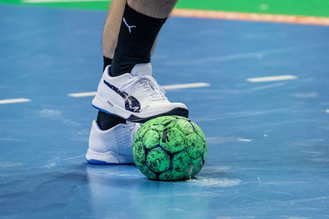 Kampf gegen Abstieg: Zwickau feiert gegen Halle 26:19-Erfolg - Ein Spieler hält einen Handball mit dem Fuß fest.