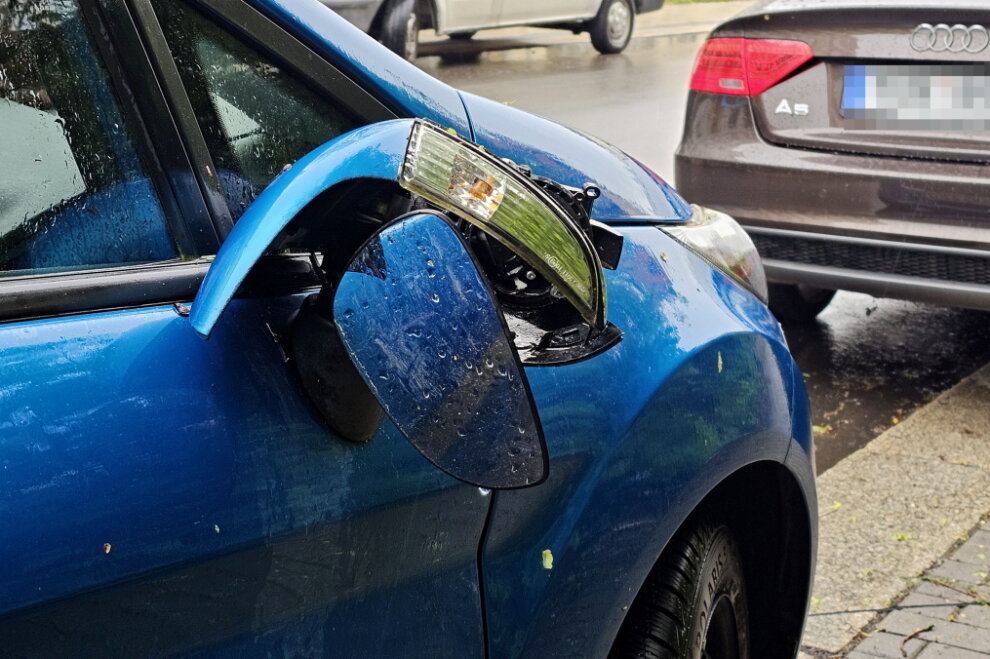 Mehrere beschädigte Fahrzeuge auf dem Sonnenberg - An den betroffenen PKW wurden jeweils die Außenspiegel der Fahrerseite beschädigt.