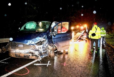 Mehrere Verletzte nach schwerer Kollision auf S154 - Nach ersten Angaben befuhr ein 21-jähriger Renault-Fahrer die Staatsstraße 154 von Bad Schandau in Richtung Sebnitz. Foto: Marko Förster