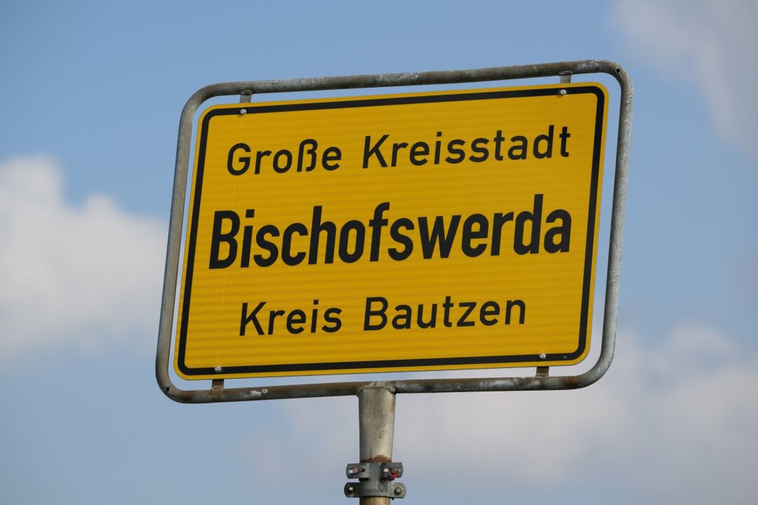 Millionen für Kultur- und Tourismuseinrichtungen - Ein Ortsschild in „Große Kreisstadt Bischofswerda“ steht am Ortseingang der Stadt im Landkreis Bautzen.