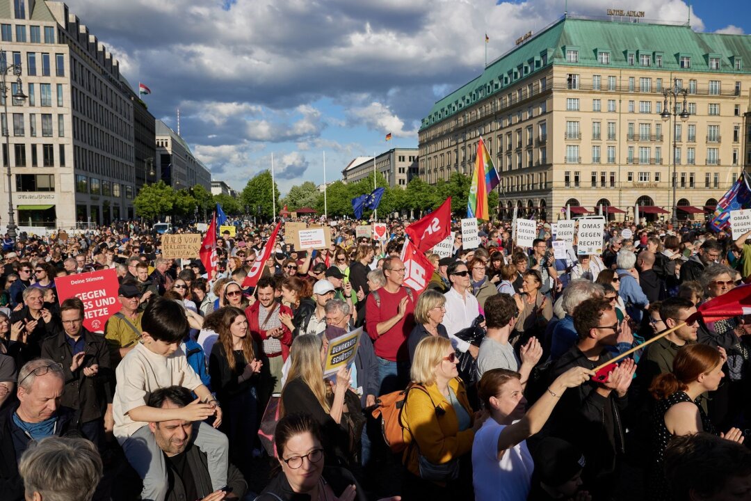 Nach Angriffen auf Ecke: Über 1000 demonstrieren in Berlin - Nach dem Angriff auf den SPD-Europaabgeordneten Ecke findet vor dem Brandenburger Tor eine Solidaritätskundgebung statt.
