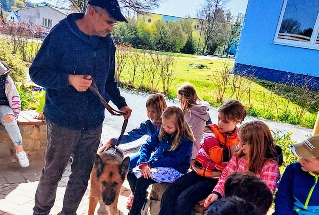 Nach dieser Schulstunde hat keiner mehr Angst vorm großen Hund - Dr. Andreas Krone gibt Unterricht mit seiner Hündin Asta. Foto: Pressebüro Repert