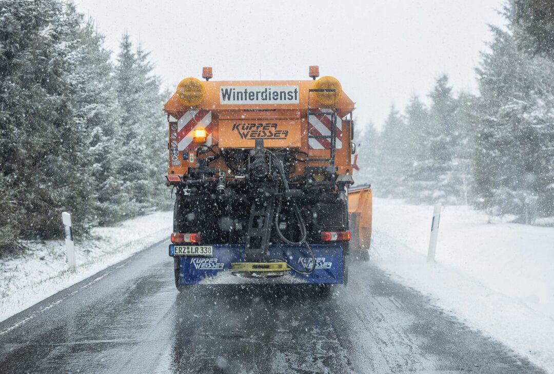 Räumfahrzeuge im Einsatz: Wintereinbruch im Erzgebirge - Wintereinbruch im Erzgebirge. Foto: Bernd März