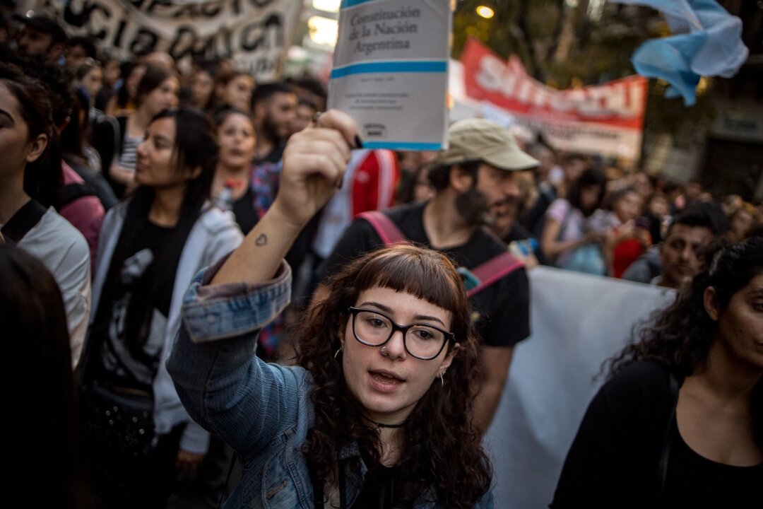 Sparkurs - Über eine halbe Million Argentinier protestieren - Zahlreiche Menschen forderten finanzielle Unterstützung für staatliche Hochschulen und Universitäten in Argentinien.