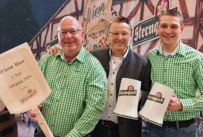 Sternquell-Wiesn: Erster Sud fürs zünftige Bierfest eingebraut - Im Bild von links: Kay-Uwe Jüttner, Günther Spindler und Sven Aurich. Foto: Karsten Repert
