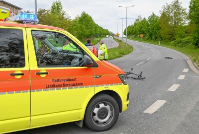 Tödlicher Unfall auf B6: Tesla erfasst Fahrradfahrer - Zu einem tödlichen Unfall kam es am Montagmittag gegen 11.30 Uhr auf der B6 im Leipziger Norden. Foto: EHL Media