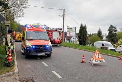 Update: Vollsperrung nach Unfall auf B173: VW-Fahrerin kollidiert mit LKW - Fahrerin missachtet Vorfahrt und kollidiert mit LKW. Foto: Andreas Kretschel