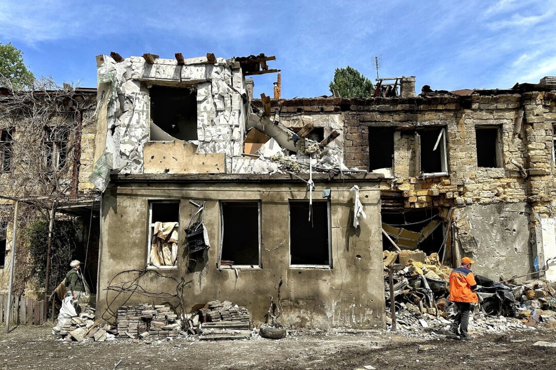 US-Kongress billigt milliardenschwere Ukraine-Hilfen - Ein Wohnhaus wurde bei einem nächtlichen russischen Drohnenangriff beschädigt. Die USA haben Hilfen für die von Russland angegriffene Ukraine gebilligt.