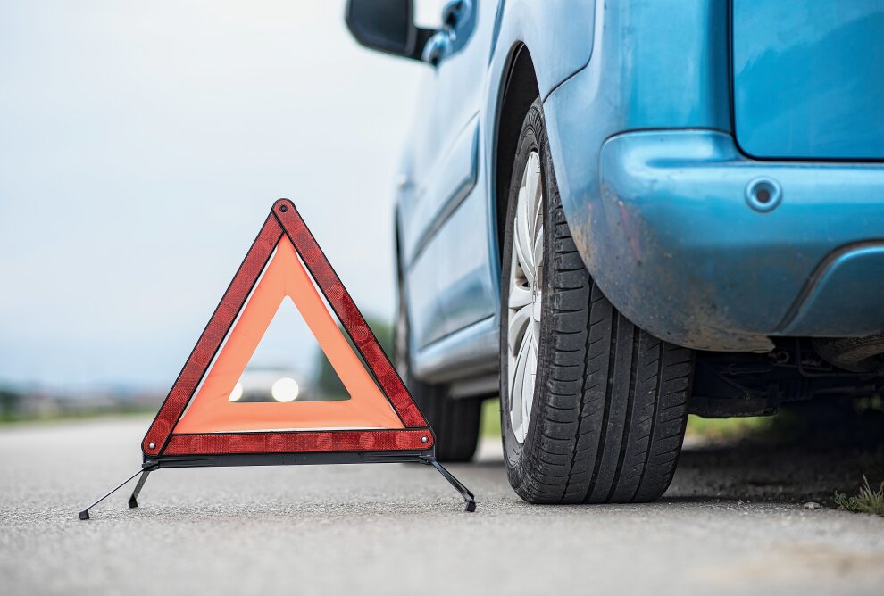 Verkehrschaos auf A4: Geplatzter Reifen löst Unfall mit mehreren Fahrzeugen aus - Symbolbild. Foto: Getty Images/iStockphoto/AzmanJaka