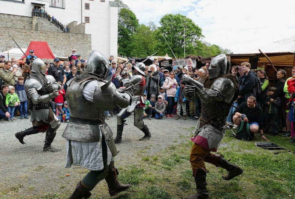 Zauberhafte Reise in die Zeit des Mittelalters - Rückblick 2023: Ritter zeigten am Fuße der Burg ihr Können. Foto: Andreas Bauer