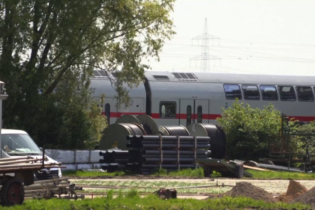Zugunglück mit zwei Toten: Ermittlungen vor dem Abschluss - Ein Intercity-Zug war im Mai 2023 in Hürth in eine Gruppe von Arbeitern gefahren, zwei von ihnen kamen ums Leben.