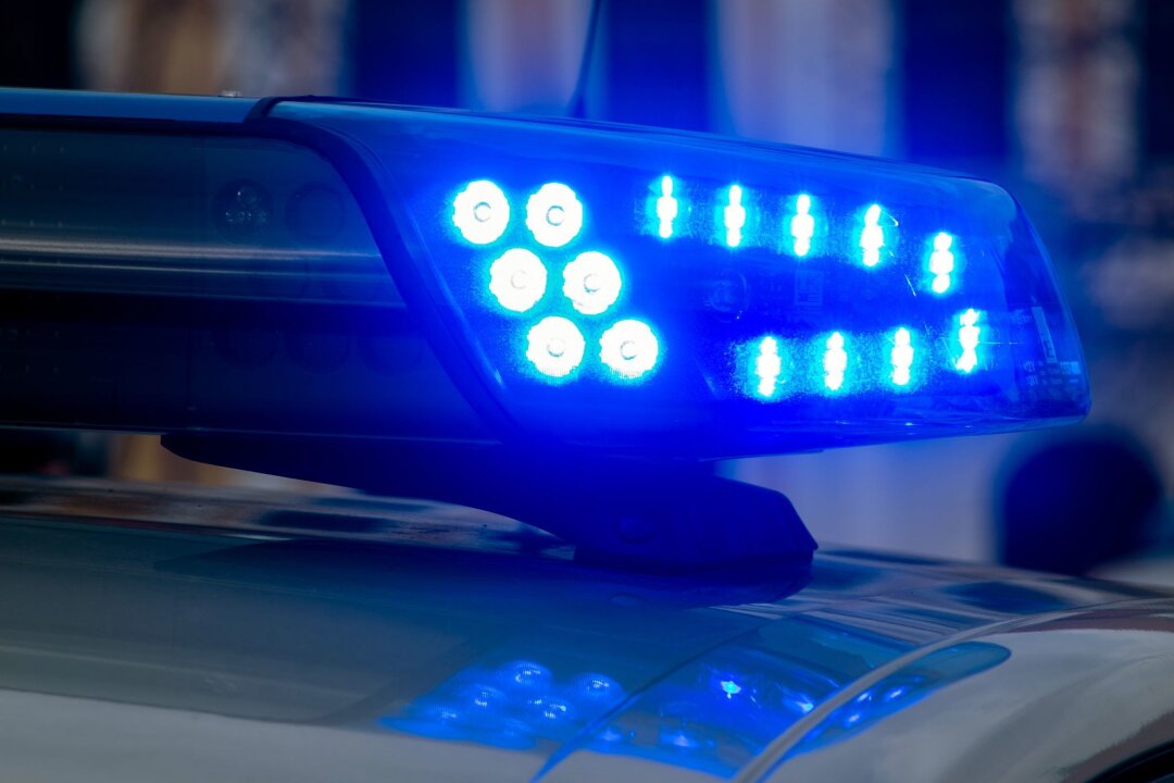 Zwei junge Männer mit Messer angegriffen und verletzt - Ein Blaulicht der Polizei leuchtet auf. (zu dpa: "Hund beißt Mann im Vogtlandkreis - 40-Jähriger verletzt")