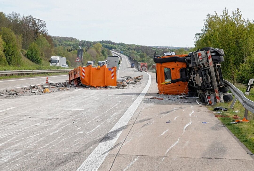 Langer Stau auf der A4 bei Chemnitz: Reifenplatzer bei LKW sorgt für Crash - Es bildete sich ein Kilometer langer Stau. Foto:ChemPic