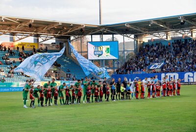 0:1 gegen Chemie: CFC mit neuen Trainer weiter sieglos - CFC vs. BSG Chemie Leipzig. Die Mannschaften stellen sich vor. Foto: Harry Härtel