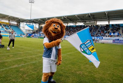 0:1 gegen Chemie: CFC mit neuen Trainer weiter sieglos - CFC vs. BSG Chemie Leipzig. Das neue Maskottchen des CFC. Foto: Harry Härtel