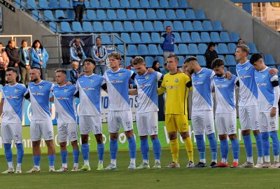 0:1 gegen Chemie: CFC mit neuen Trainer weiter sieglos - CFC vs. BSG Chemie Leipzig. Trauerminute für den verstorbenen ehemaligen Fußballer Fritz Feister. Foto: Harry Härtel