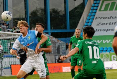 0:1 gegen Chemie: CFC mit neuen Trainer weiter sieglos - CFC vs. BSG Chemie Leipzig. Der Ball ist umkämpft. Foto: Harry Härtel