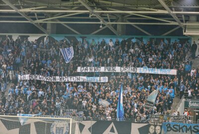 0:1 gegen Chemie: CFC mit neuen Trainer weiter sieglos - CFC vs. BSG Chemie Leipzig. Spruchbänder mit Dank an Christian Tiffert. Foto: Harry Härtel