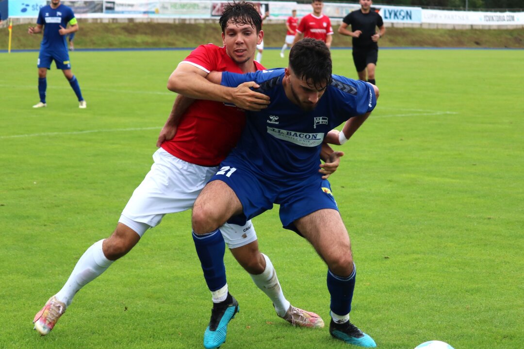 0:5! FSV geht im Berliner Regen komplett baden - Da kann sich der Zwickauer Yannic Voigt (rotes Trikot) mühen, wie er will. Cenker Yoldas (Hertha 03, blaues Trikot) schirmt den Ball ab. Foto: Knut Berger