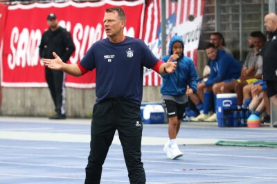 0:5! FSV geht im Berliner Regen komplett baden - FSV-Coach Rico Schmitt war vom Auftritt seines Teams enttäuscht. Foto: Knut Berger   