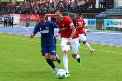 0:5! FSV geht im Berliner Regen komplett baden - Sandro Sengersdorf (rotes Trikot) setzt sich hier einmal durch. Foto: Knut Berger