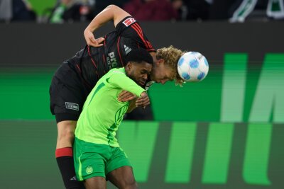 1:0 gegen Union: Wolfsburg schafft ersten Heimsieg - Berlins Leopold Querfeld (l) und Wolfsburgs Ridle Baku im Zweikampf.