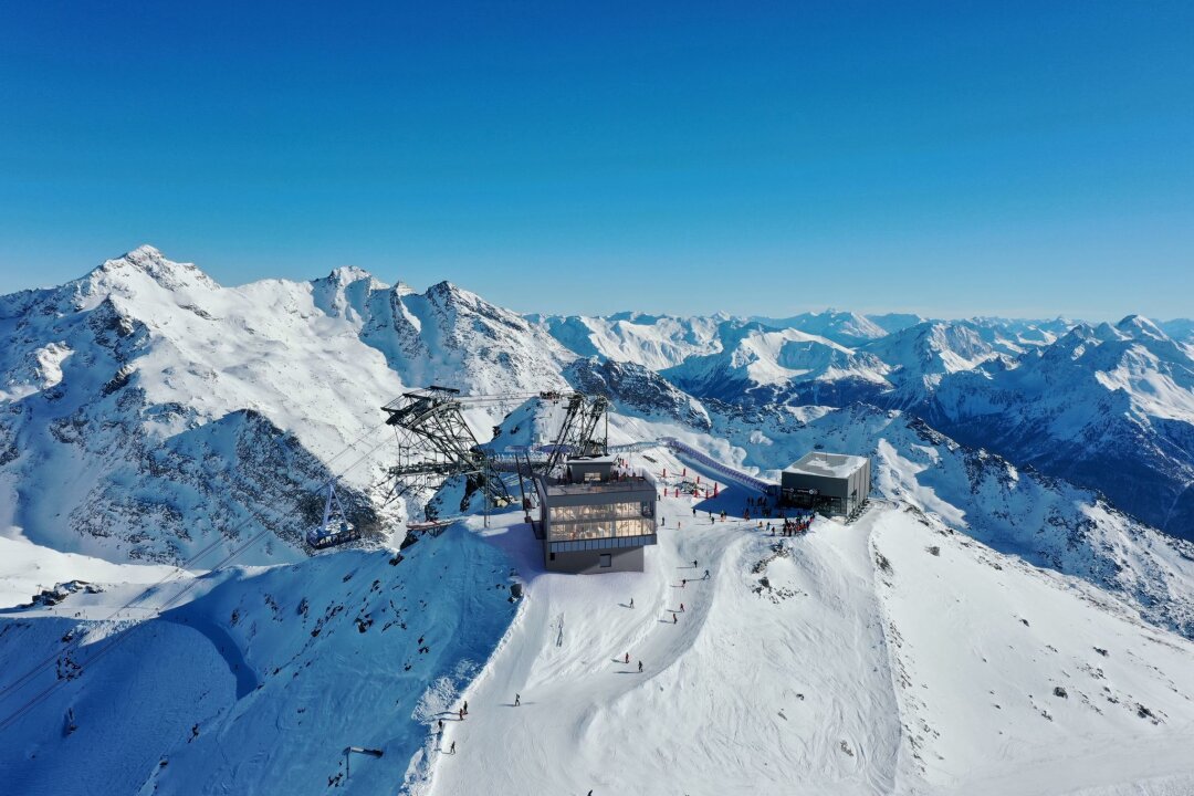 1.000 Berge im Blick: Neues Gipfelerlebnis in Les 3 Vallées - Neuer Erlebnisort in den 3 Vallées: Auf dem Gipfel der Cime de Caron eröffnet im Dezember 2024 Caron3200.