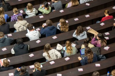 1.000 Euro: Für wen es die neue Studienstarthilfe gibt - Finanzielle Starthilfe: Studierende unter 25 Jahren aus einkommensschwachen Familien können eine Einmalzahlung von 1.000 Euro erhalten.