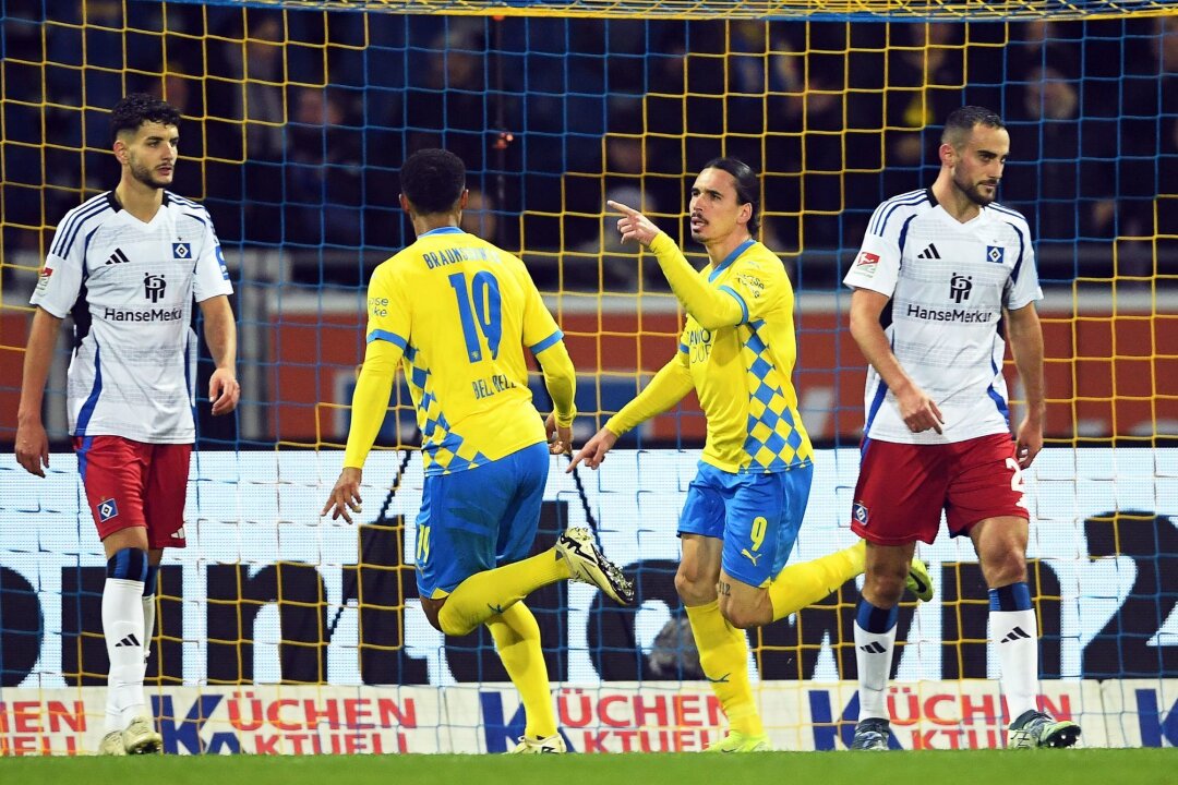 1:3 in Braunschweig: HSV in der Krise - Braunschweigs Rayan Philippe feiert sein Tor zum 1:0.