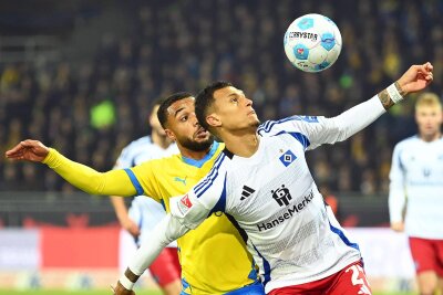 1:3 in Braunschweig: HSV in der Krise - Hamburgs Davie Selke und Braunschweigs Leon Bell Bell im Zweikampf.