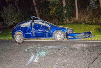 1,68 Promille: Alkohol-Fahrt ohne Führerschein endet auf der Seite - Am Sonntag kam es zu einem schweren Unfall, bei dem das Fahrer in einer Kurve die Kontrolle verlor. Es wurden 1,68 Promille festgestellt. Foto: xcitepress/Thomas Baier