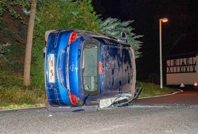 1,68 Promille: Alkohol-Fahrt ohne Führerschein endet auf der Seite - Am Sonntag kam es zu einem schweren Unfall, bei dem das Fahrer in einer Kurve die Kontrolle verlor. Es wurden 1,68 Promille festgestellt. Foto: xcitepress/Thomas Baier