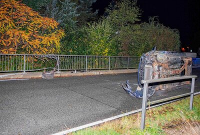 1,68 Promille: Alkohol-Fahrt ohne Führerschein endet auf der Seite - Am Sonntag kam es zu einem schweren Unfall, bei dem das Fahrer in einer Kurve die Kontrolle verlor. Es wurden 1,68 Promille festgestellt. Foto: xcitepress/Thomas Baier