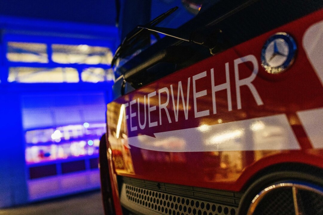 10.000 Euro Schaden nach Feuer in leerstehender Wohnung - Ein Einsatzfahrzeug der Feuerwehr.