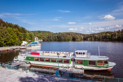 10 Ausflugstipps zu Pfingsten in Freiberg, Rochlitz, Lichtenwalde, Augustusburg - Blick auf den Hafen der Talsperre Kriebstein in Mittelsachsen. Ausflugstipps für Pfingsten.