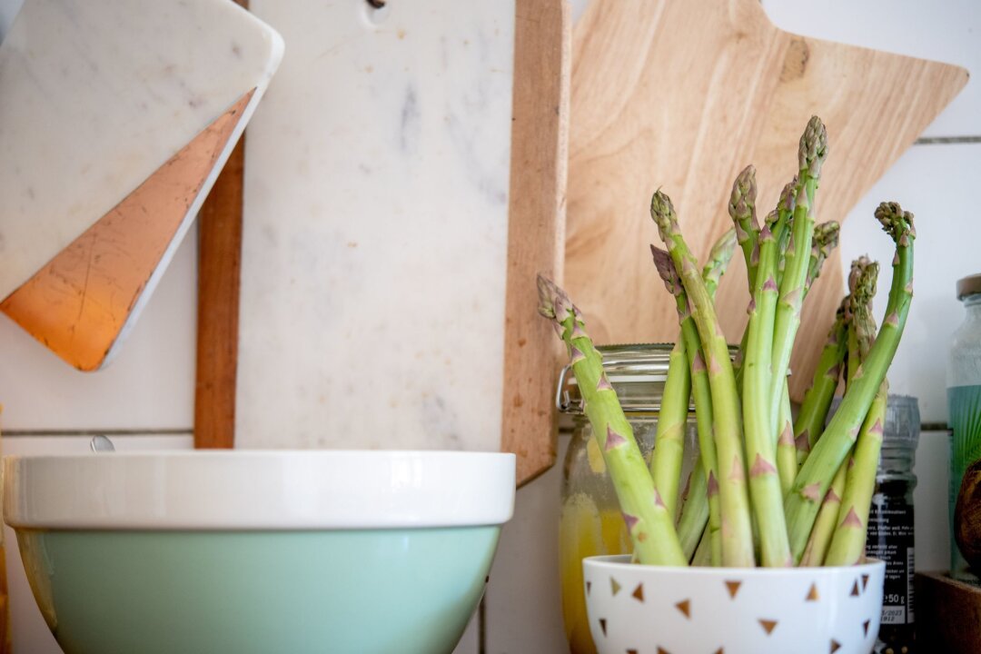 10 Dinge, die Sie über Spargel wissen sollten - Wie ein Blumenstrauß kann grüner Spargel aufrecht stehend aufbewahrt werden.