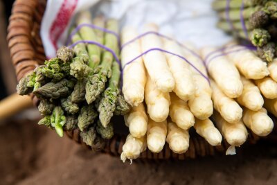 10 Dinge, die Sie über Spargel wissen sollten - Spargel enthält nur wenige Kalorien, steckt aber voller Mineralien und Vitamine.