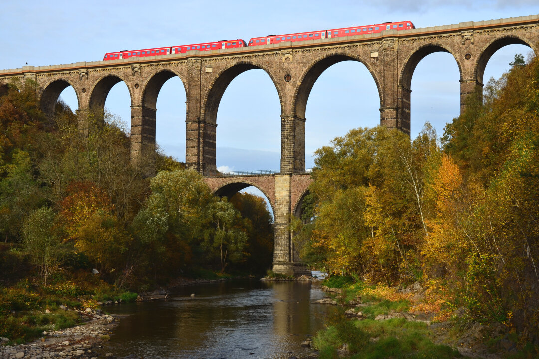 10 Geheimtipps für Herbst-Ausflüge in Mittelsachsen - Entdeckt 10 unbekannte Herbst-Ausflugsziele in Mittelsachsen! Von ruhigen Talsperren und malerischen Wanderwegen bis zu versteckten Teichlandschaften - hier findest du die besten Geheimtipps für herbstliche Erholung abseits der Massen.