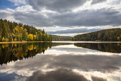 10 Geheimtipps für Herbst-Ausflüge in Mittelsachsen - Die Talsperre Neunzehnhain ist ein ruhiges und weniger bekanntes Ziel für herbstliche Spaziergänge.