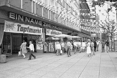 10 Jahre "Smac": Museum feiert mit besonderem Programm - Das Smac feiert 2024 seinen 10. Geburtstag. Hier im Bild sieht man eine alte Aufnahme des Kaufhauses Schocken aus dem Jahr 1985, als Chemnitz noch Karl-Marx-Stadt hieß. Foto: Harry Härtel Archiv