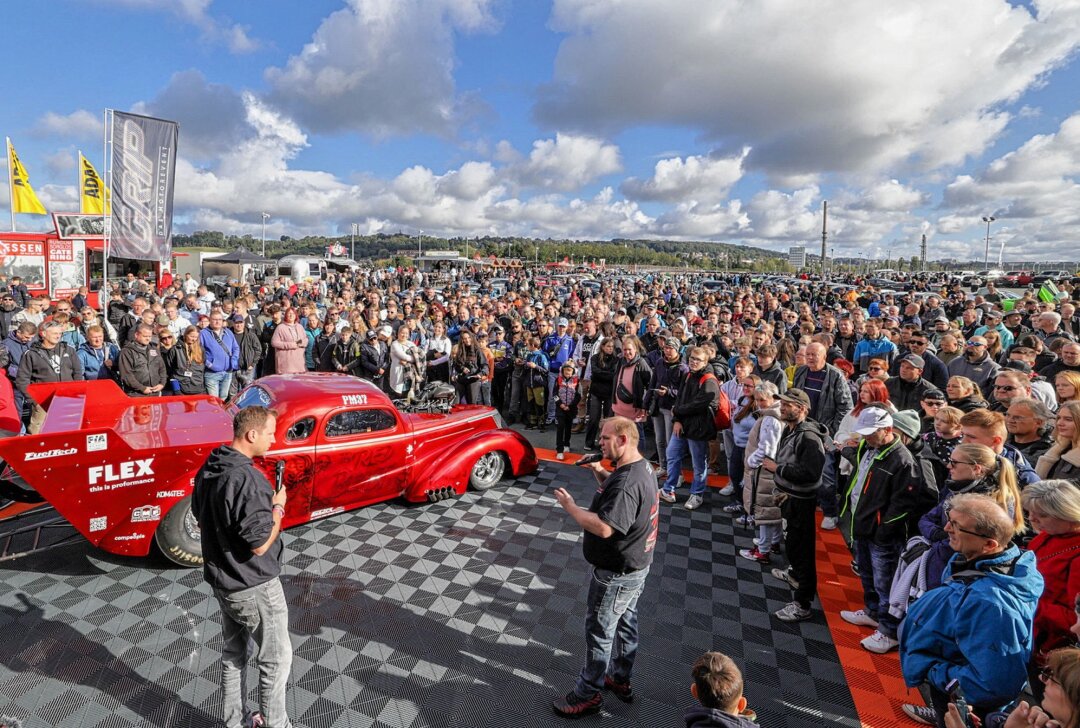 10. Lärmtag der Saison: Actionreiches Grip Fan-Fest begeistert Besucher - Mit dabei Michael Winter mit seinem ProMod Willys 41 Drag Racer, auch "The Red Beast" genannt. Foto: Andreas Kretschel