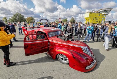 10. Lärmtag der Saison: Actionreiches Grip Fan-Fest begeistert Besucher - Mit 3500 PS, 8,1 Liter Hubraum, Beschleunigung 0 auf 100 Meter in 0,9 Sekunden, zirka 300.000 Euro wert und ist über 400 km/h schnell. Foto: Andreas Kretschel