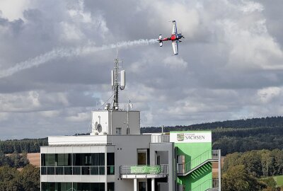 10. Lärmtag der Saison: Actionreiches Grip Fan-Fest begeistert Besucher - Flugshow mit Air Race-Campion Petr Kopfstein am Himmel über der Strecke. Foto: Andreas Kretschel