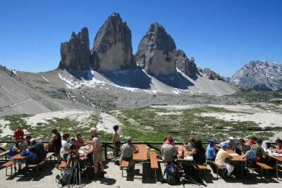 10 Punkte, die Sie sofort zum Wander-Experten machen - Die Drei-Zinnen-Hütte ist eine bewirtschaftete Berghütte mit atemberaubender Aussicht.