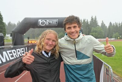 10. SachsenTrail mit Prolog gestartet - Haben den Prolog gewonnen - bei den Frauen Franziska Kranich vom Team Laufhaus Oderwitz/Europamarathon Görlitz (li.) und bei den Männern Fabian Gering vom Team ASICS FrontRunner (re.). Foto: Ralf Wendland